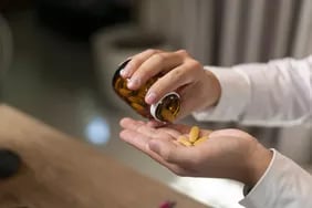 Pastillas de calma: por qué el magnesio se convirtió en el nuevo compañero de la mesita de luz y qué dice la ciencia que muchos eligen no escuchar