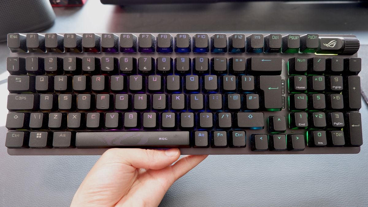 El nuevo G512 X 98 de Logitech propone un teclado único para jugar de noche y laburar de día