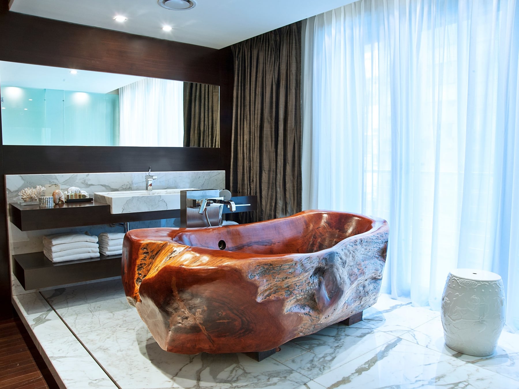 El hotel de Recoleta que convirtió toneles de roble francés en su seña de identidad y trepó al ranking regional