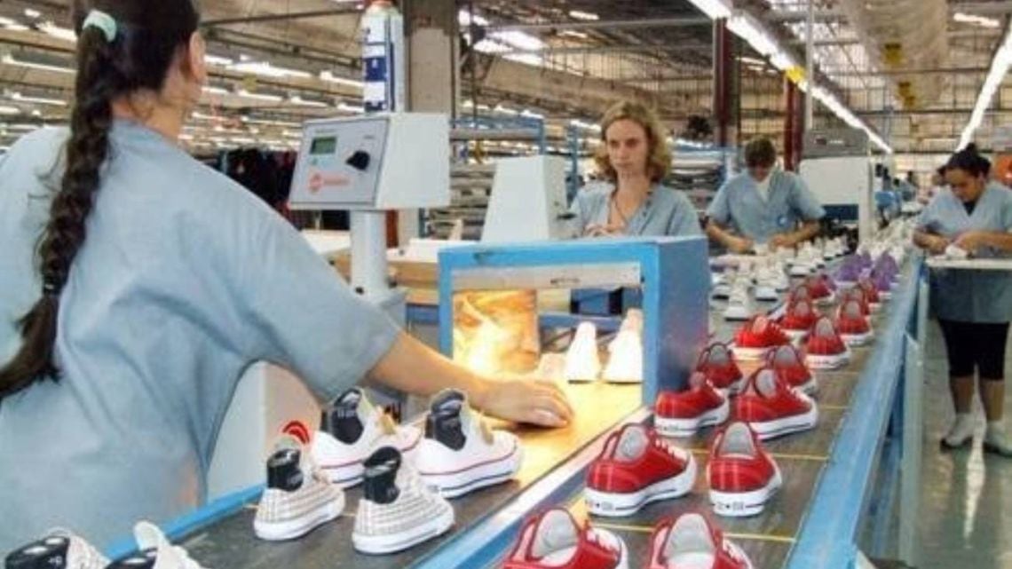 Crisis terminal en el Parque Industrial de Las Flores: Coopershoes cesa su producción y desvincula a todo su personal de línea