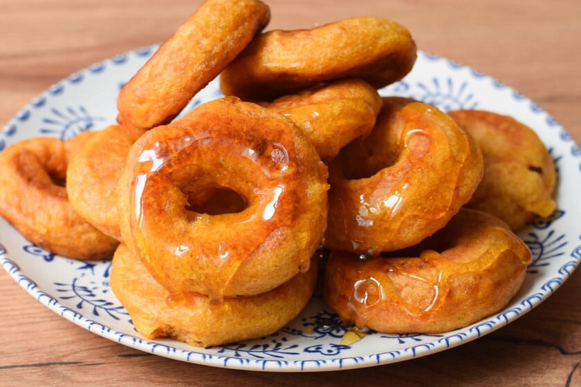 Picarones peruanos: la rosquilla andina que se cocina con puré y se baña en miel de chancaca