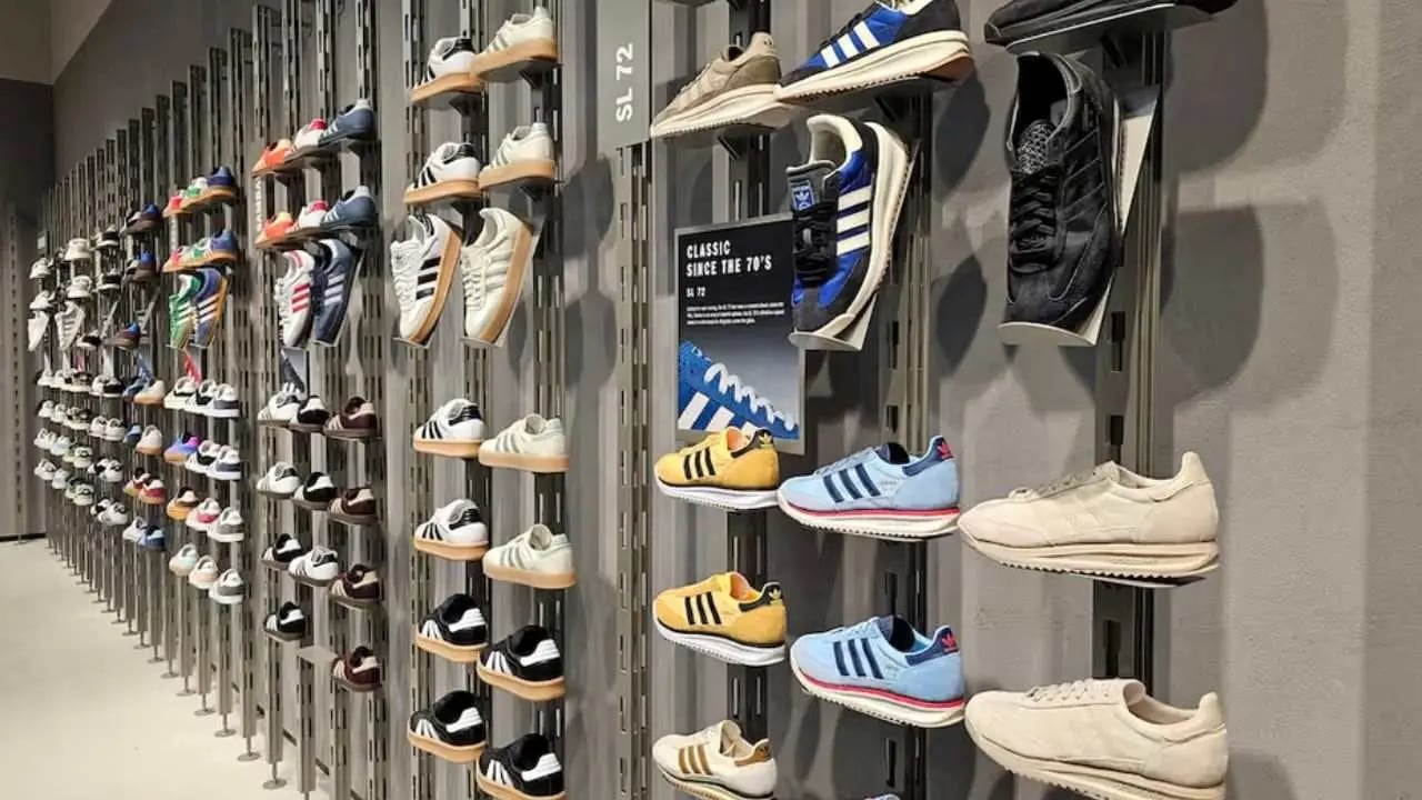 Adidis mueve una liquidacion de calzado con rebajas de hasta el 50% y financia sin recargo en su tienda local