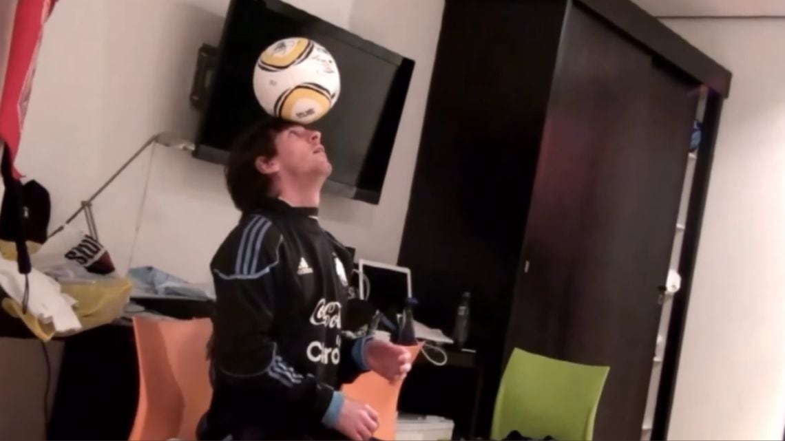 El video que volvió a Pretoria: Messi, la Jabulani y los pies descalzos que todavía sorprenden