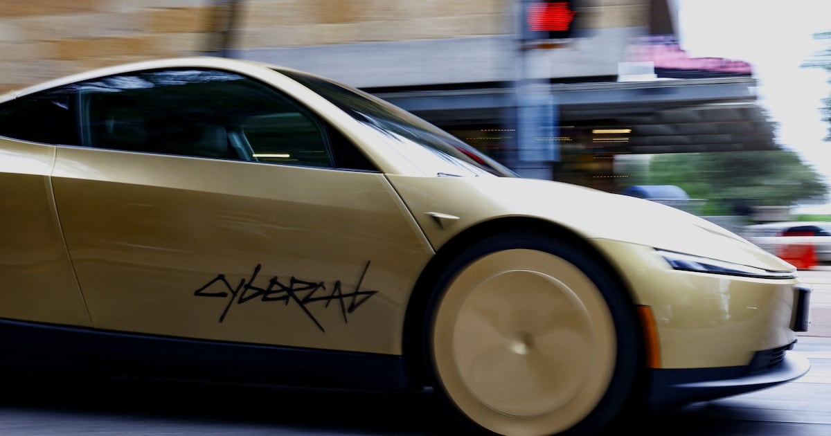 Tesla bajo la lupa: la NHTSA pone en revisión el modo en que el Cybercab demostró que es seguro