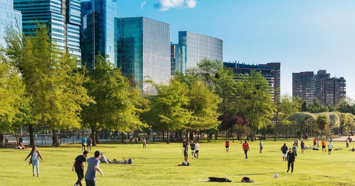 Parques y plazas como escudo verde: en qué barrios de Buenos Aires vivir entre el verde ya sale hasta un 30 por ciento más caro