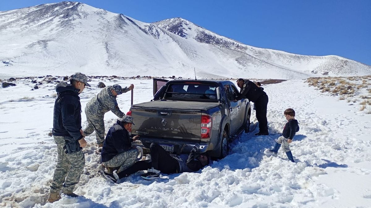 Una madre caminó 15 kilómetros en la nieve para salvar a su familia varada en la cordillera neuquina