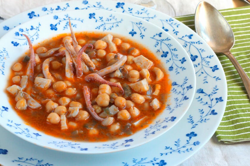 Garbanzos con calamares: el guiso de 20 minutos que desmiente su fama de plato largo