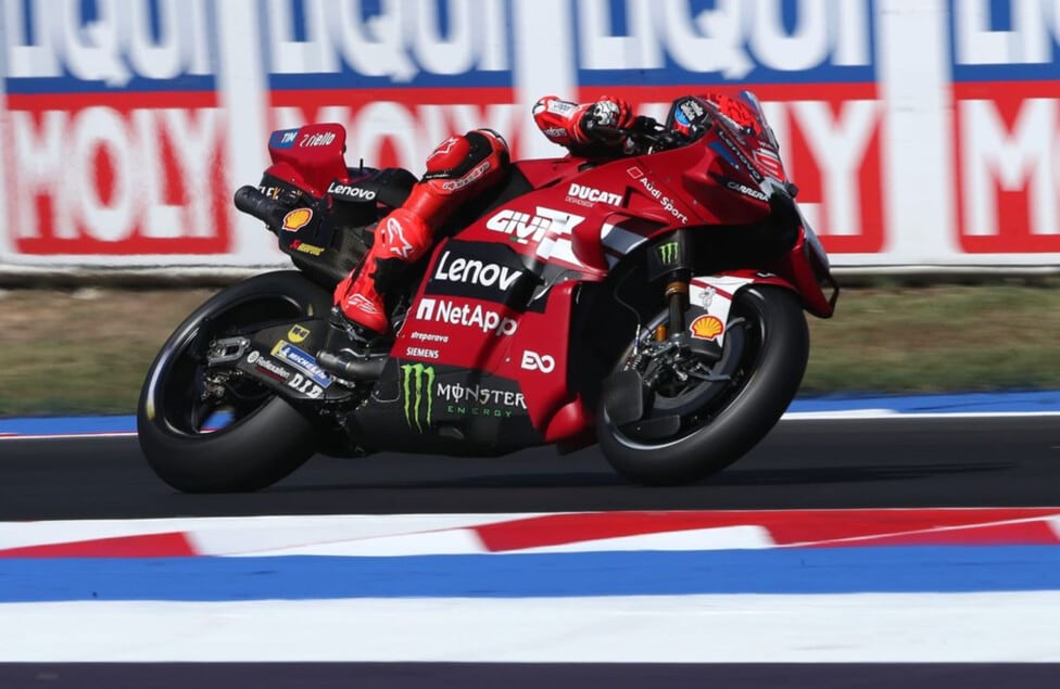 Misano arrancó con viento a favor de Márquez y a Martín le entró aire de dudas
