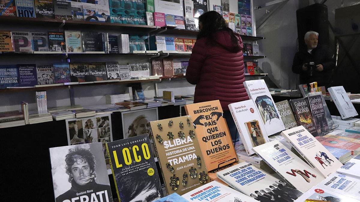 Con libros desde dos mil pesos y combos para todos los bolsillos, la Feria de Neuquén volvió a abrir sus casillas en el Parque Central
