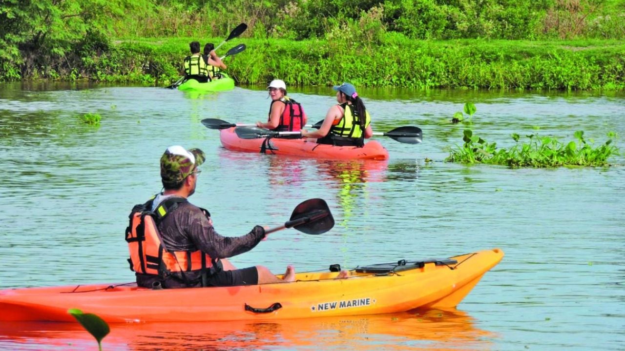 En kayak por la laguna Setúbal, el espejo rojizo que une a Santa Fe con el Paraná profundo