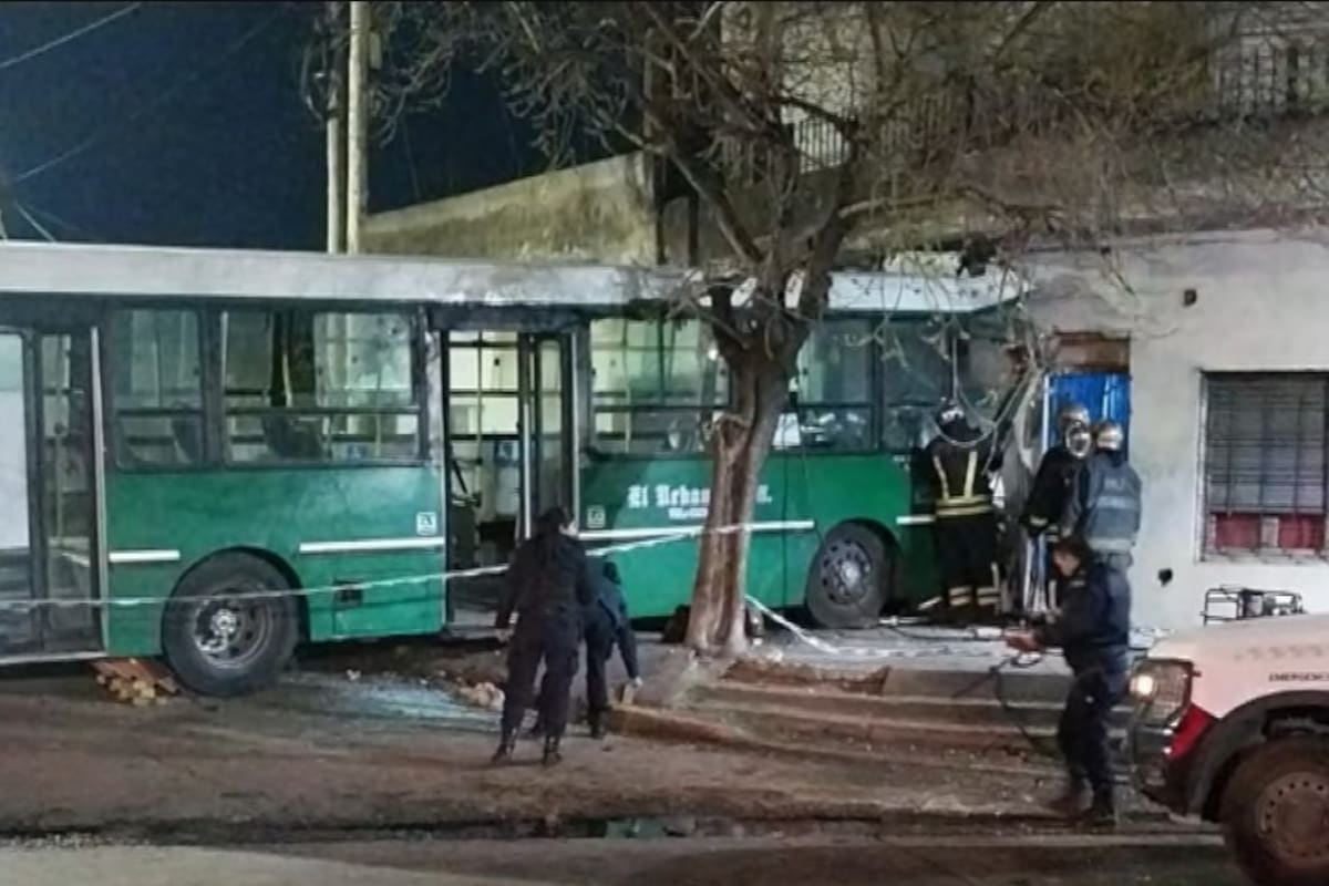 Un colectivo fuera de control se incrustó en una casa de Temperley y mató a su conductor