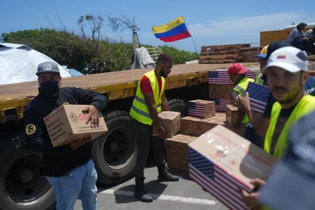 De Neuquén a Caracas: la cruzada personal de un voluntario de Cruz Roja para devolver unas cenizas y abrazar a un desconocido