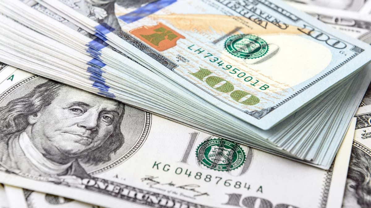El dólar se movió dentro de un rango estrecho mientras la inflación de agosto volvió a pegar en los servicios de vivienda