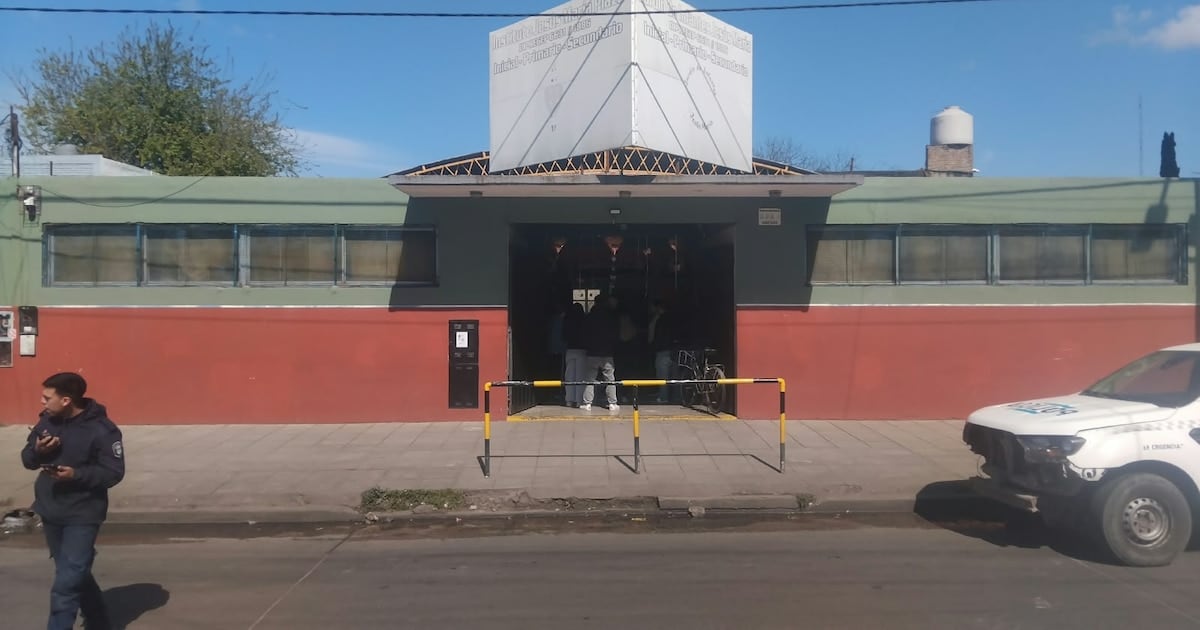 Un revólver dentro de una mochila: se disparó en un colegio de Villa Dorrego y la Justicia investiga el origen del arma