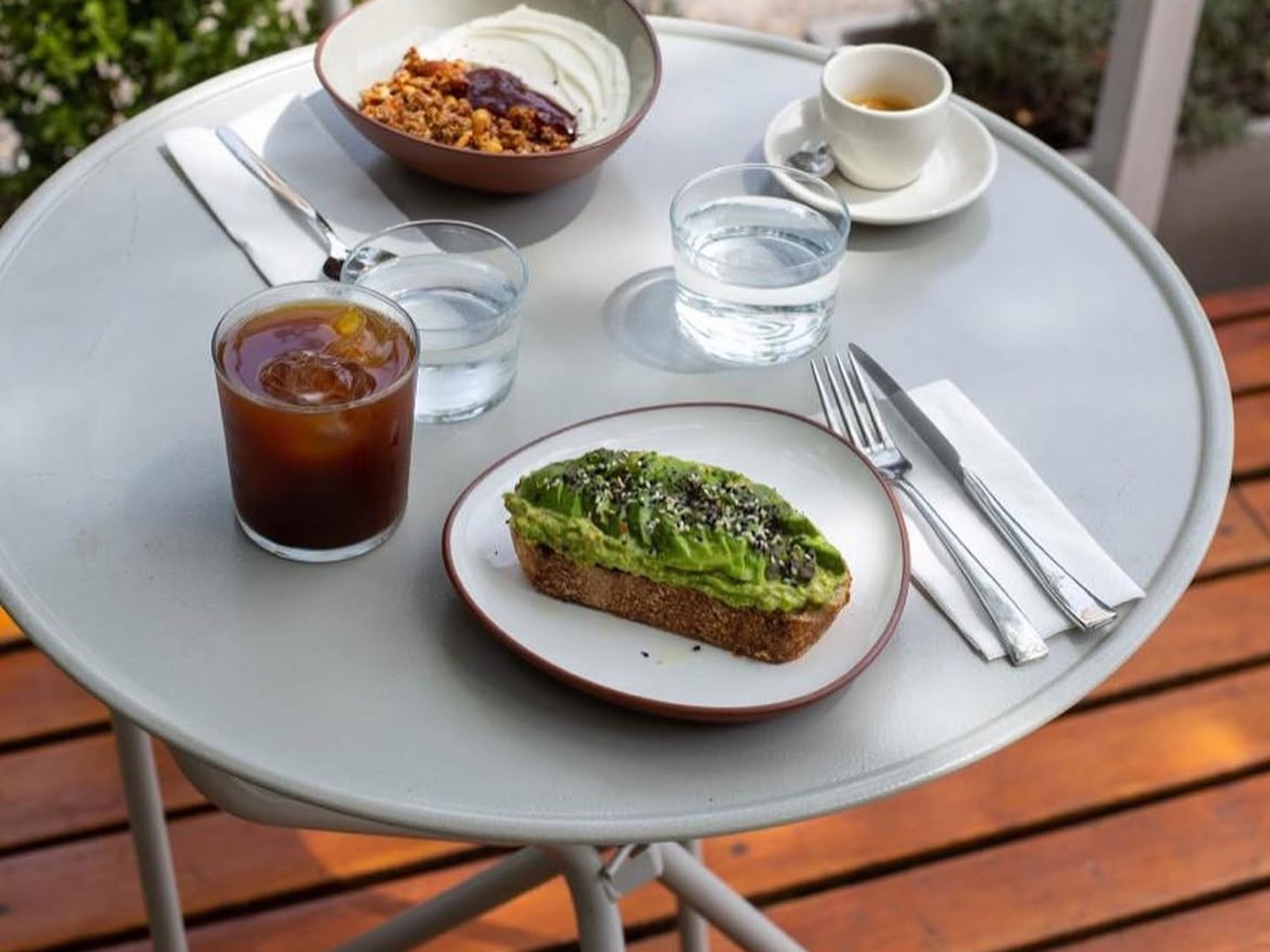 Tres, en Colegiales, y Blanca Studio, en Chacarita, se reparten la cima del primer ranking nacional de cafeterías especializadas