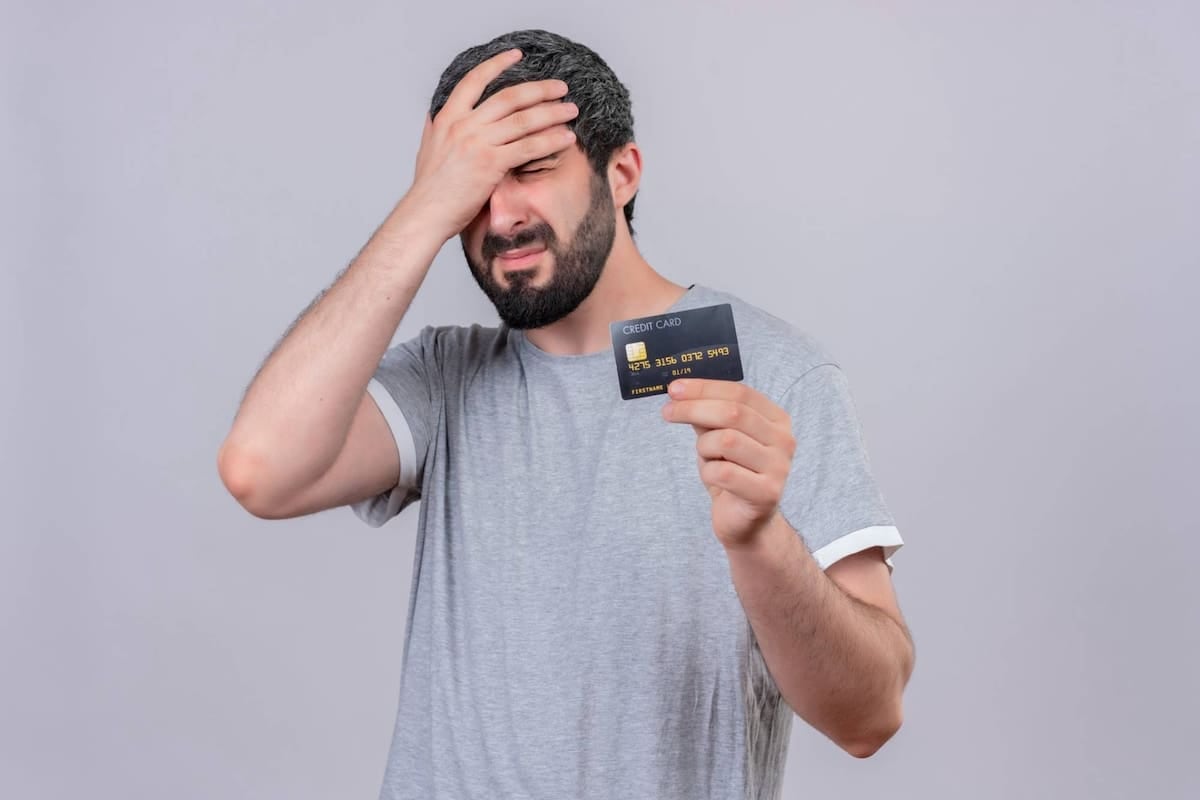 Pagar el mínimo de la tarjeta de crédito: qué parte de la deuda queda financeda y cómo se calculan los intereses