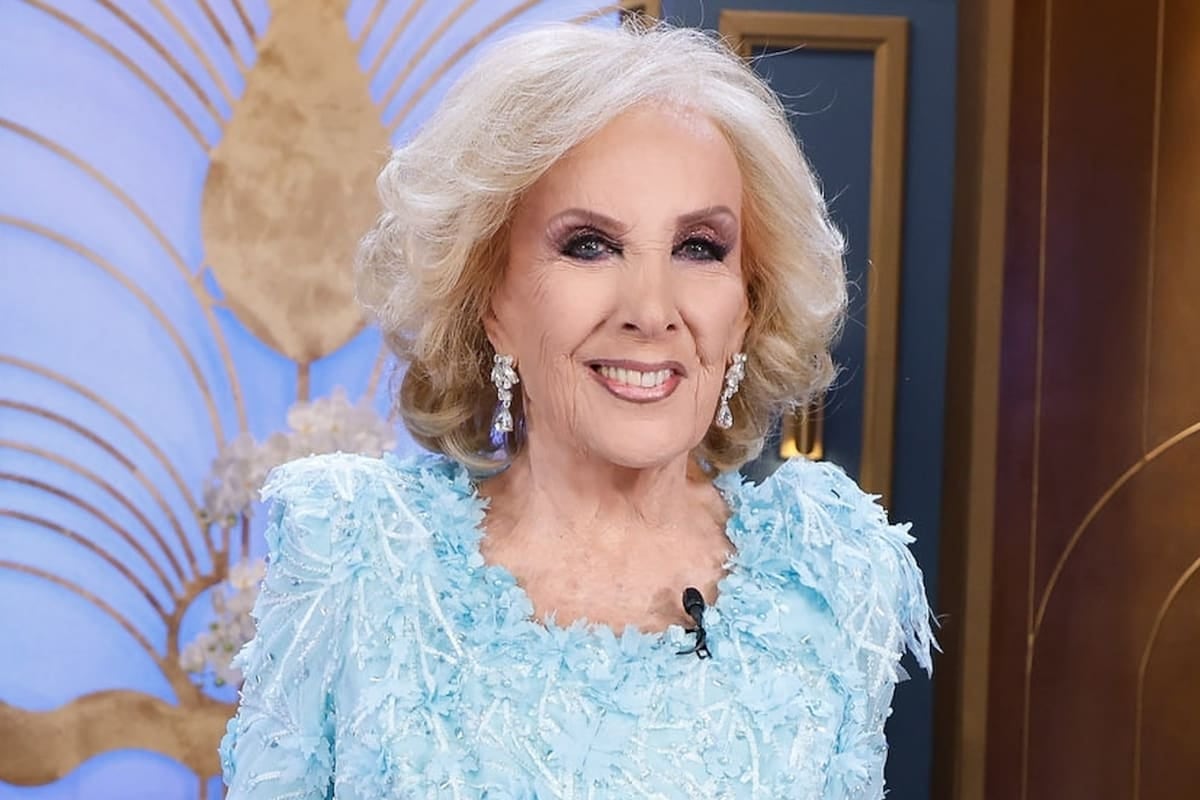 Juana Viale vuelve a calzarse el smoking de Mirtha mientras la Chiqui le gana la pulseada a la tos