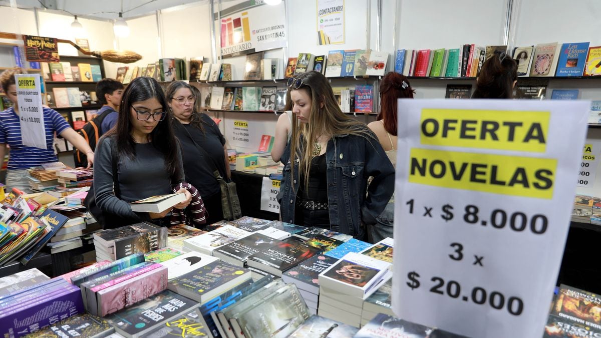 La Feria del Libro de Neuquén abre sus globas con títulos desde dos mil pesos y una agenda que va del café literario al teatro
