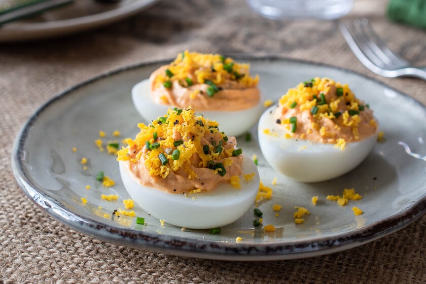 La textura de los huevos rellenos se redefine con un solo gesto en la preparación