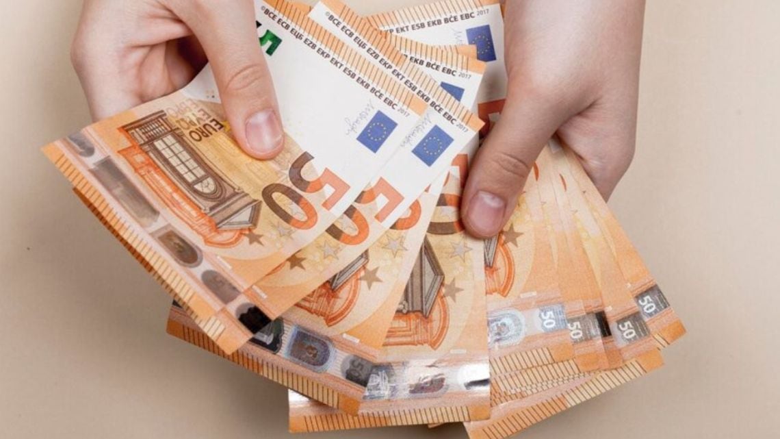 El euro blue cerró la semana sin movimientos y se sostuvo en $1.844,75 para la venta, mientras el dólar blue bajó a $1.550