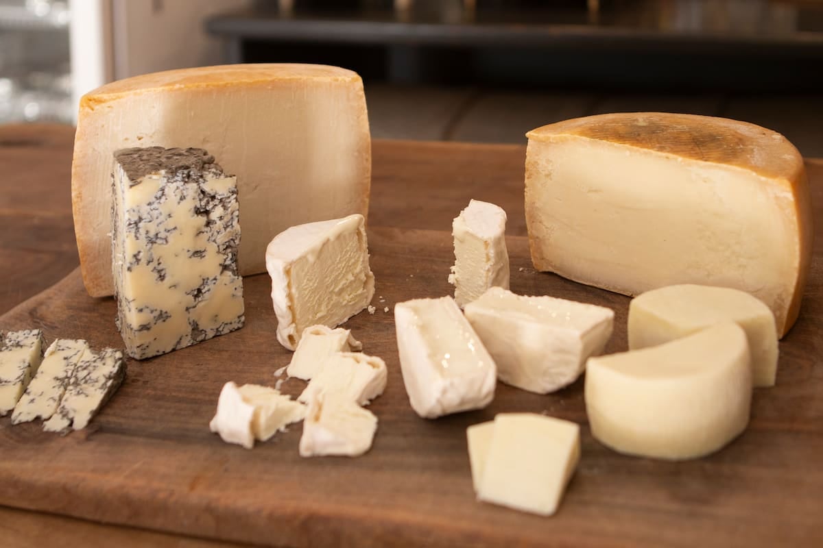 Estafas reiteradas a una fábrica de quesos: una mujer de 25 años quedó imputada y fue liberada tras negarse a declarar
