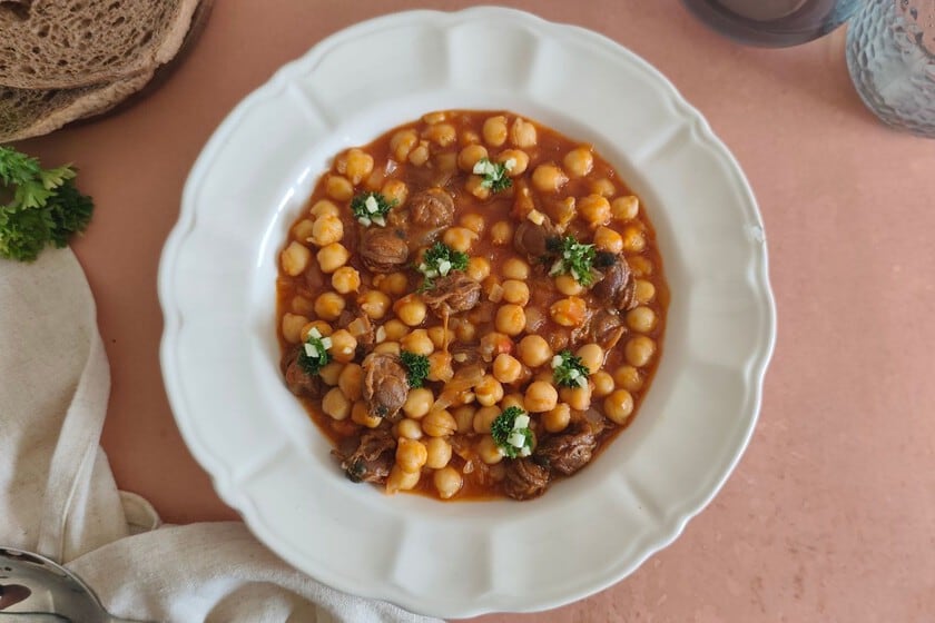 Garbanzos con zamburiñas: un guiso exprés que se cocina en veinte minutos y rescata dos conservas como protagonistas