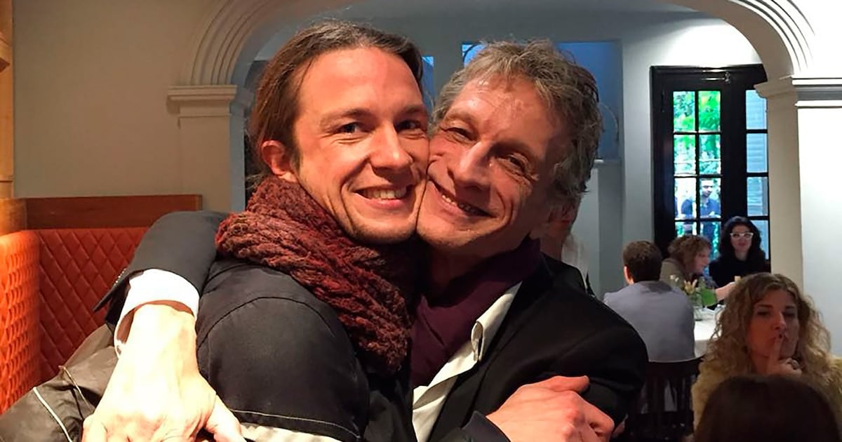 A dos años de su partida, Manu Fanego revive la enseñanza teatral que su padre le dejó en cada función