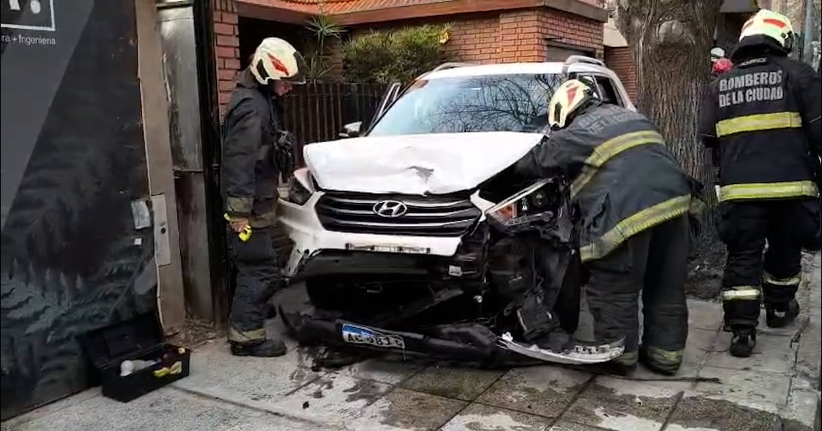 Un conductor de 33 años impactó contra autos estacionados y terminó con su vehículo sobre la vereda en Palermo