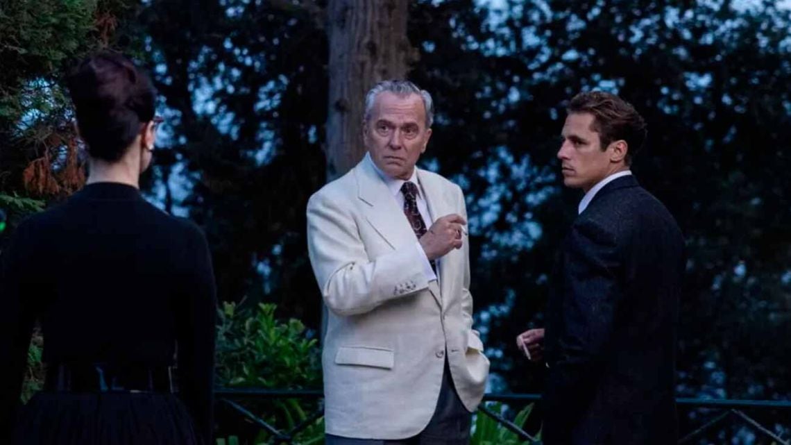 El misterio de una isla que atrapa a trece extraños y a un actor que alguna vez fue Sherlock Holmes