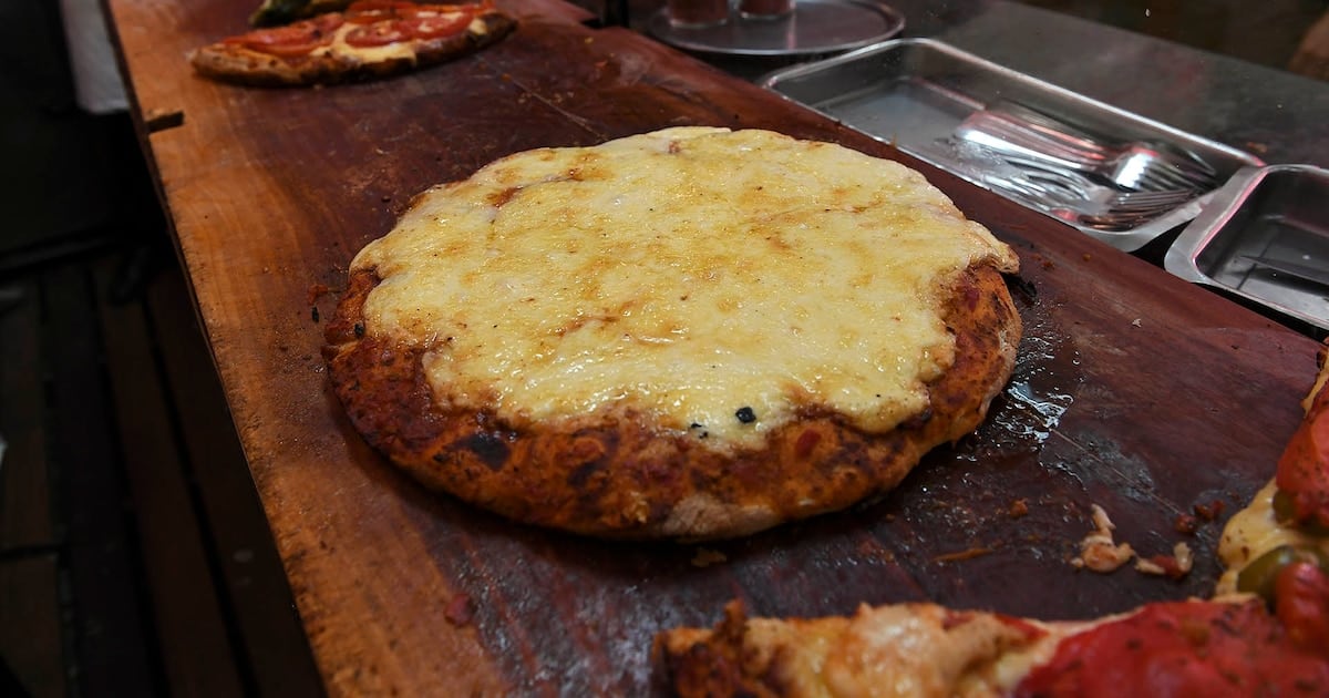 Una pizza, una fainá y una cerveza en Güerrín: la cuenta que dejó al descubierto cuánto cuesta comer en la avenida Corrientes