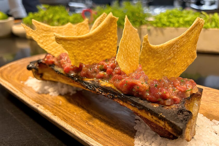 Carne cruda y tuétano caliente: la apuesta de Barra Baja que reescribe el steak tartar en Sevilla