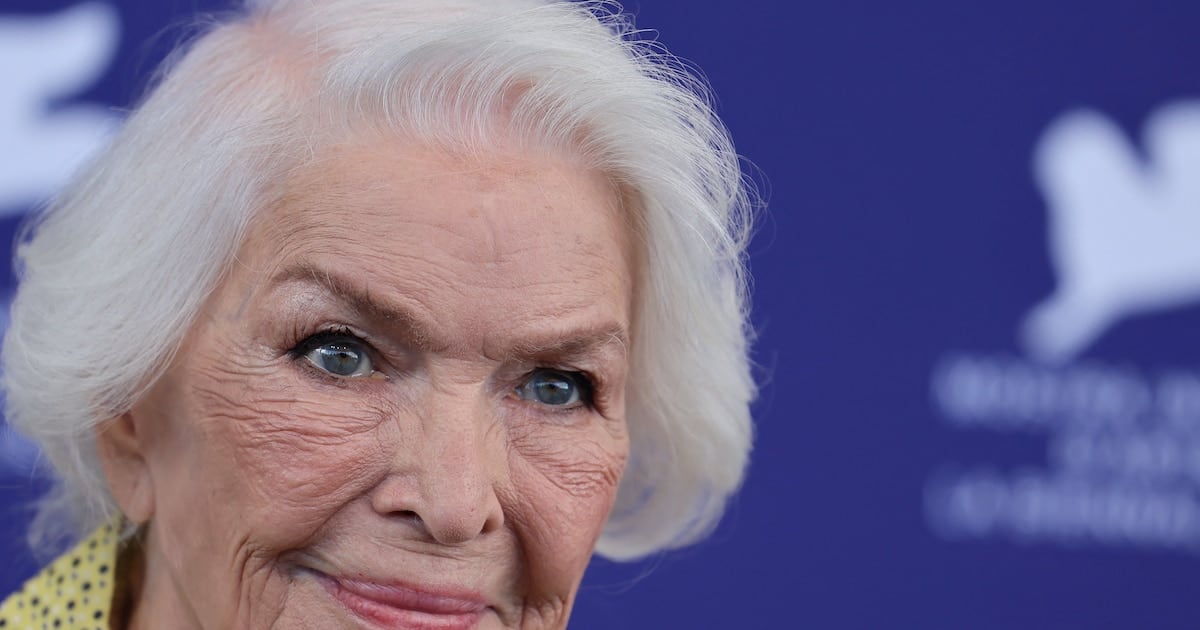 A los 93, Ellen Burstyn sale a caminar, va al gimnasio y entrena fuerza: qué se puede aprender de su rutina