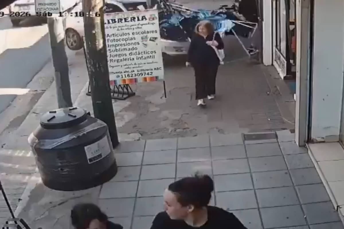 Atropelló a una joven en una vereda de Almirante Brown y terminó incrustado en un comercio de ropa