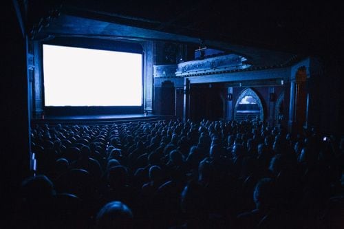 Una pulseada de cifras y de veredas: cómo está hoy el financiamiento del cine argentino según el INCAA y según Dolores Fonzi