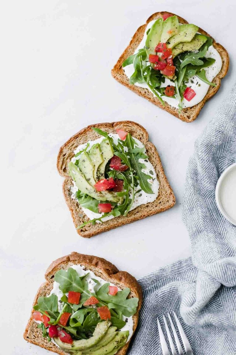 Cinco tostadas con palta para resolver cualquier comida del día, del desayuno a la cena