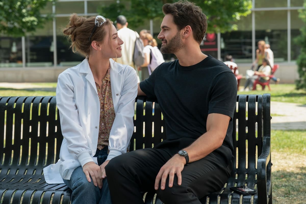 Entre reactivos y besos prestados: llega a Prime Video una comedia romántica con olor a laboratorio
