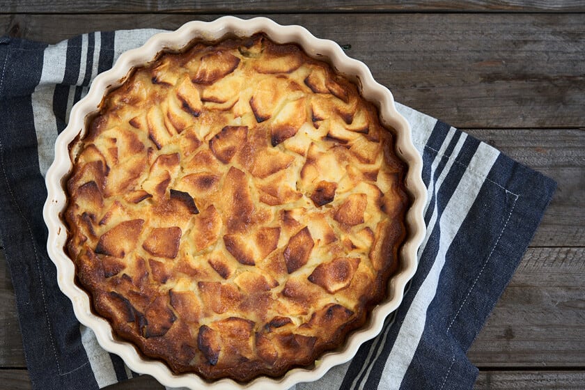 Manzana en la masa y en la superficie: una tarta que se reinventa con la batidora y se cocina en media hora