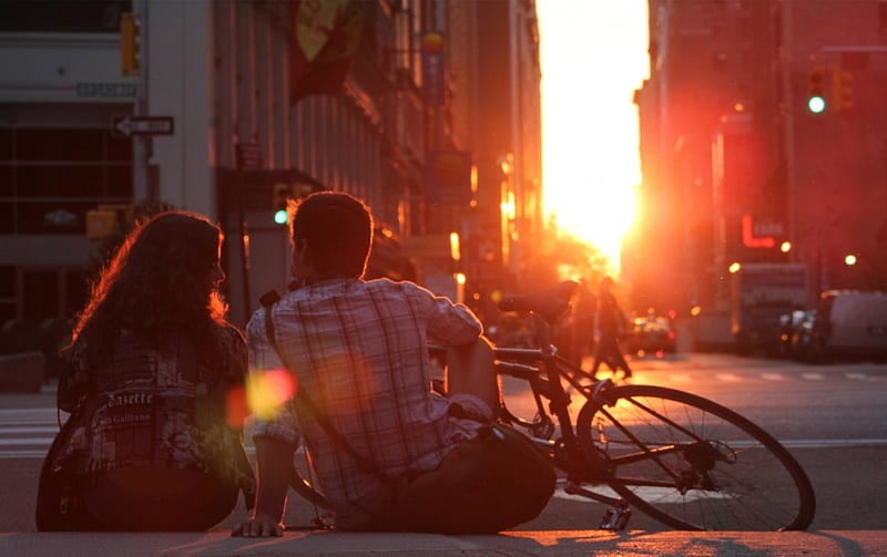 Marfil llega a la pantalla con una historia de amor vigilado y una ciudad que empuja a madurar de golpe