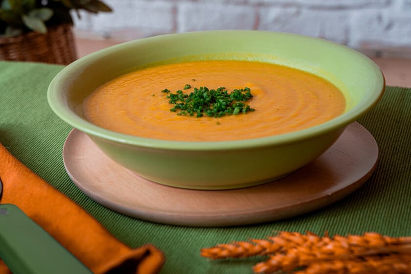 Cómo hacer un puré de calabaza con base de cebolla y puerro: la receta de olla tapada que se resuelve en menos de una hora