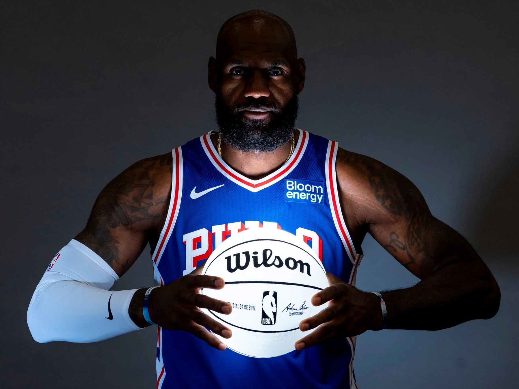 LeBron James y la mudanza más cara del año: de Los Angeles a Philadelphia con la mira en el anillo