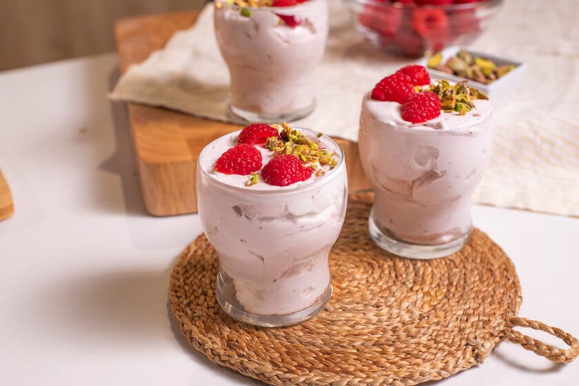 Mousse de frambuesas sin huevo: el postre que se resuelve en un ratito y se luce solo en la heladera