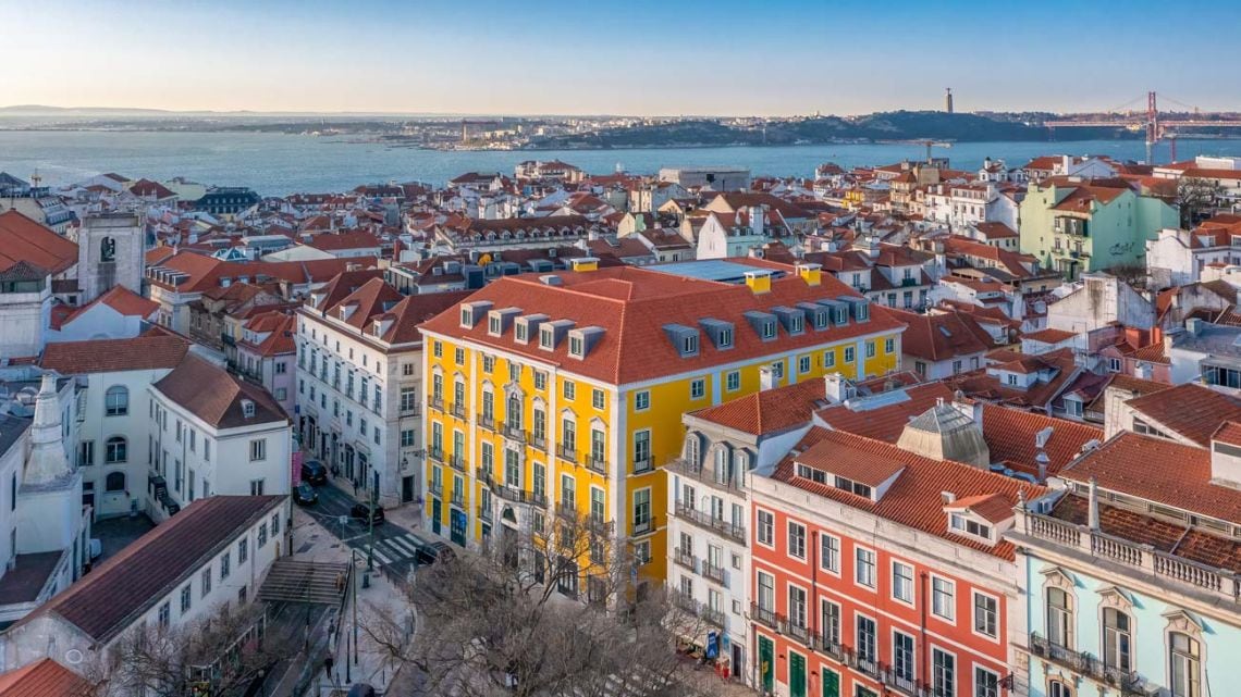 Un palacio de 1747 convertido en hotel del vino se ancla en el corazón histórico de Lisboa y propone dormir entre miradores, ruinas y copas de Oporto