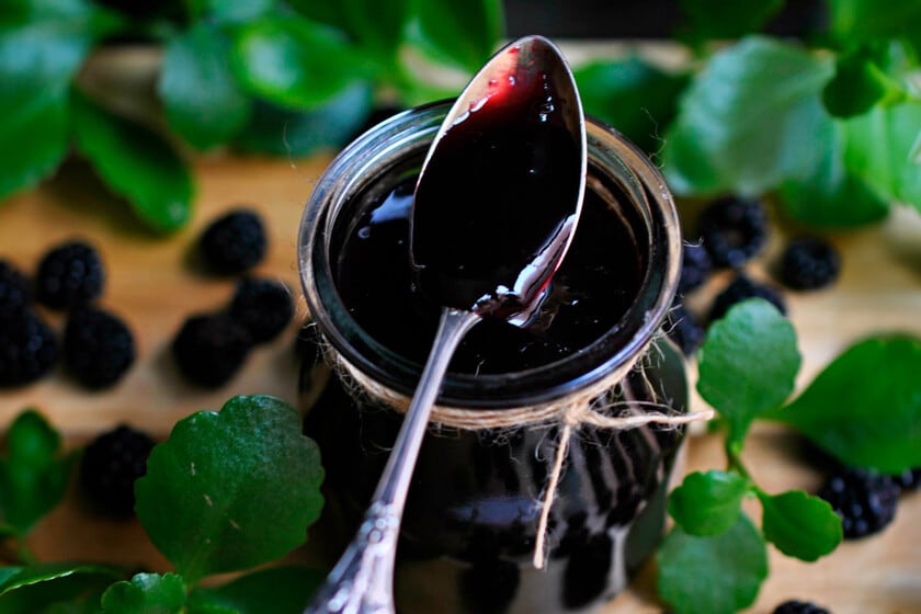 Mermelada casera de moras silvestres: la receta con manzana y limón que no precisa cantidades y aun así promete untarse en la mesa argentina