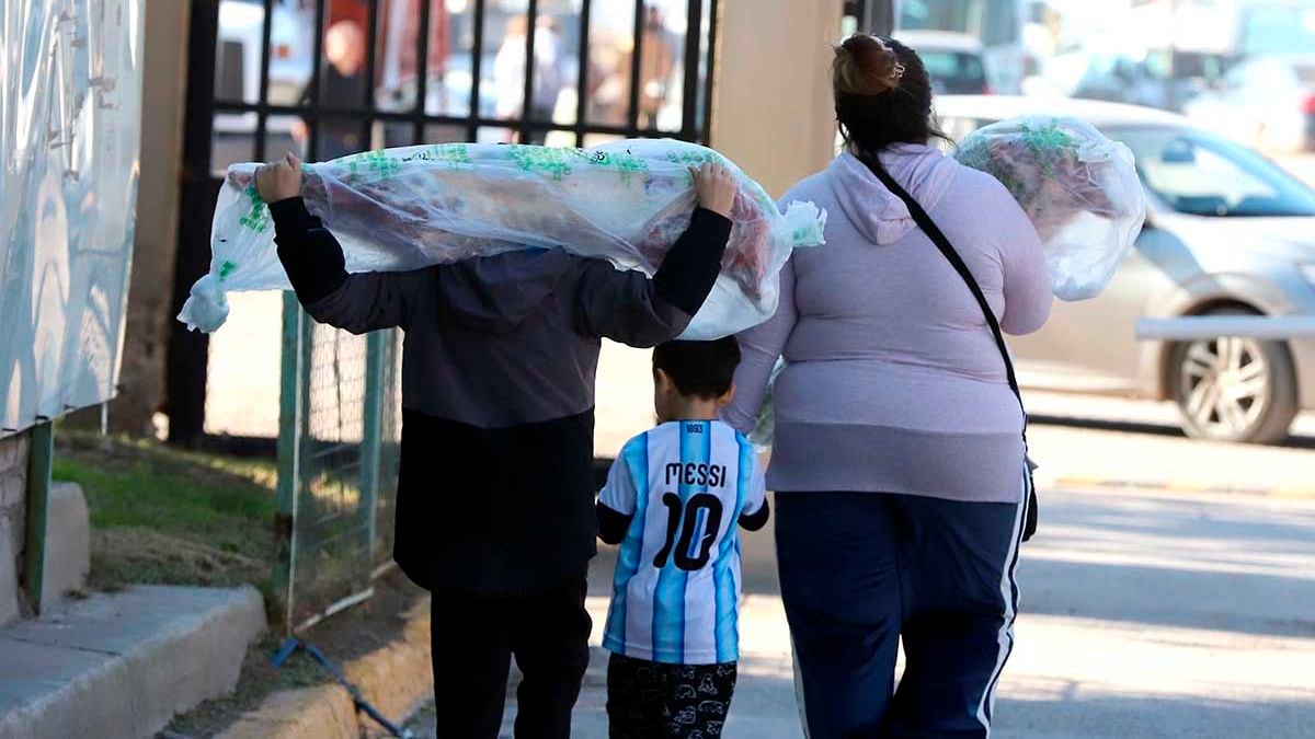 El Mercado Concentrador de Neuquén sale del weekday y abre dos sábados con chivito y trucha en la mesa