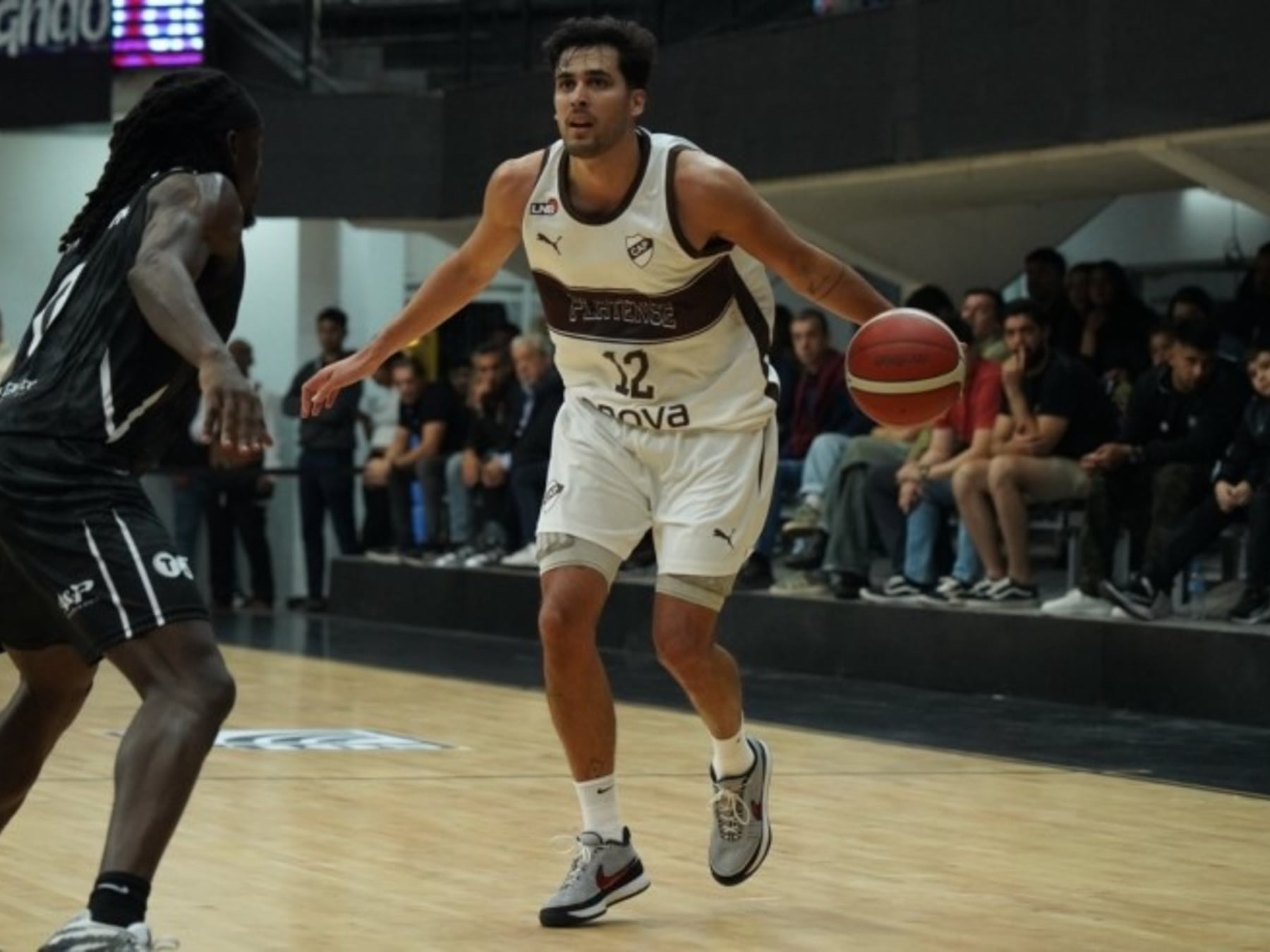 Platense sopla fuerte en Santiago y arranca la Liga con el viento a favor