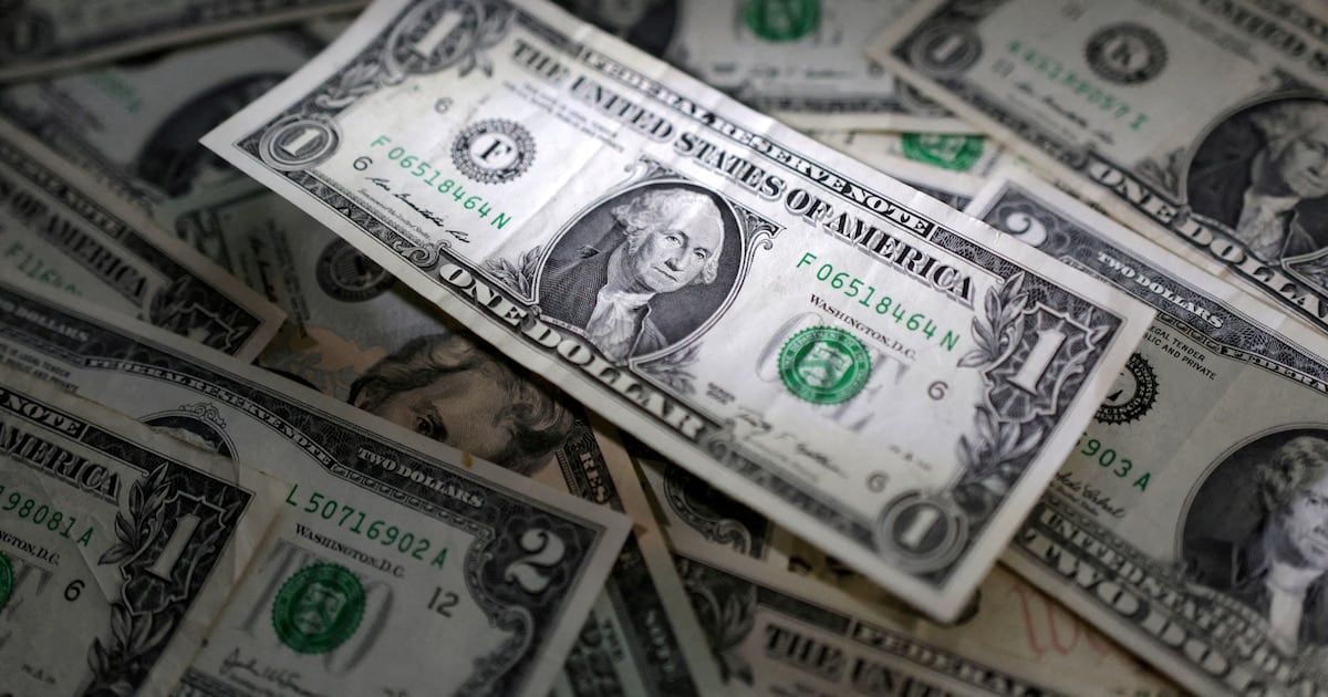 El billete verde retrocedió en la semana y se alejó del récord nominal de la rueda previa