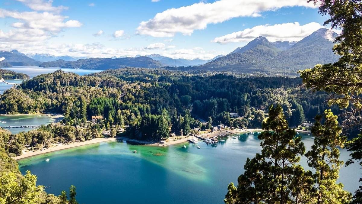 Un colchón en la Patagonia a cambio de 25 horas semanales: la propuesta que seduce a los viajeros que quieren pisar Villa La Angostura sin gastar de más