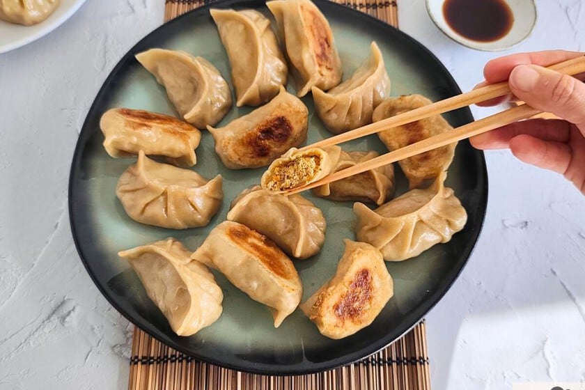 Gyozas vegetarianas con tofu ahumado y shiitake: cómo armar treinta unidades en casa sin perder el fondo crocante