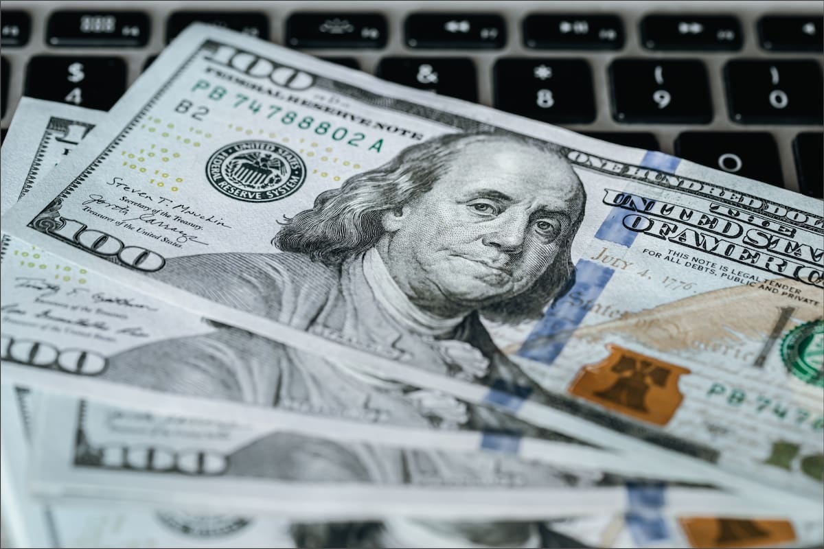 El dólar oficial sostiene los $1540 y el blue se afirma en $1560, en una jornada sin operatoria financiera