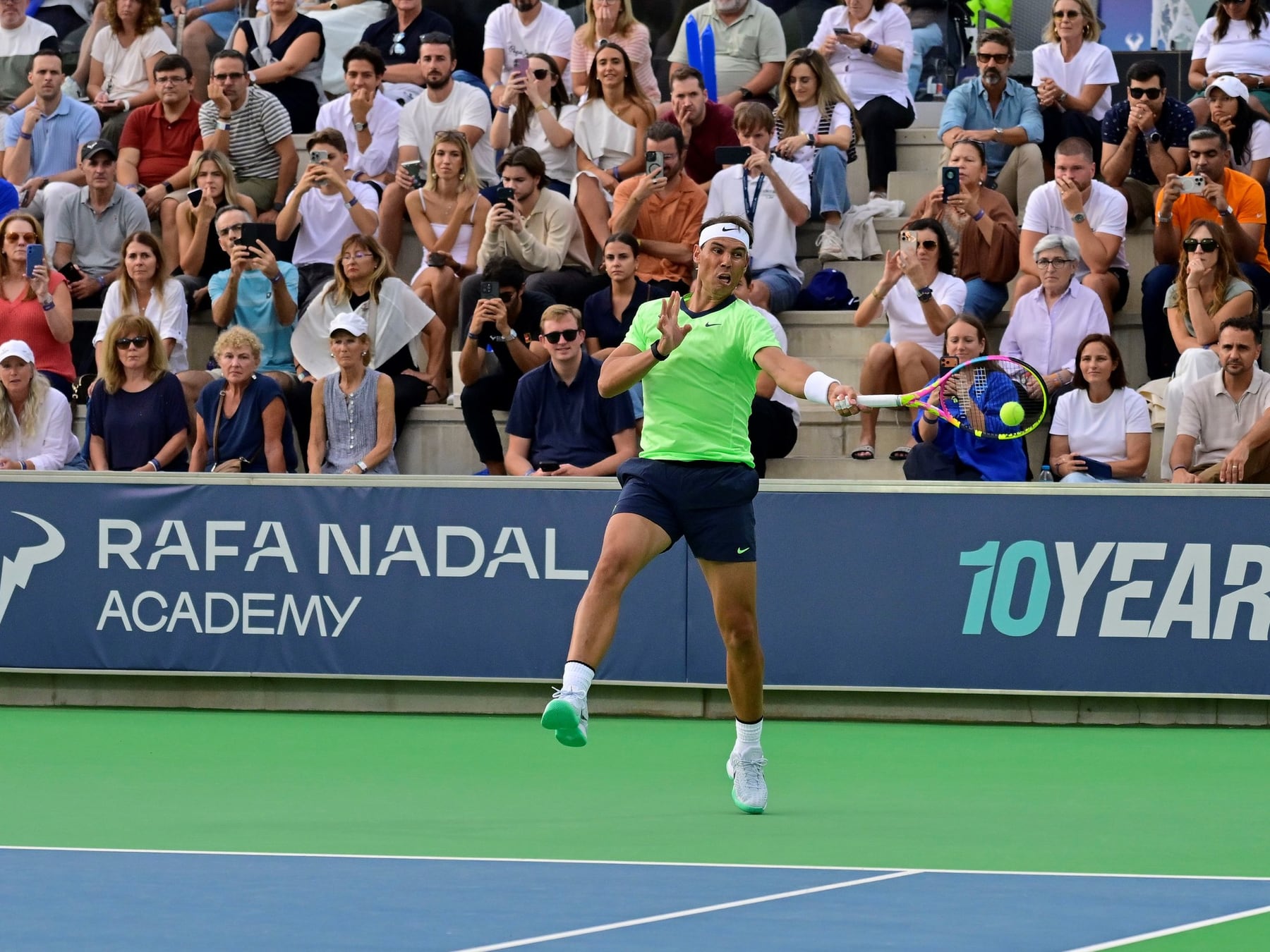 Rafa Nadal volvió a sacar la raíeda y festejó a lo grande los diez años de su academia